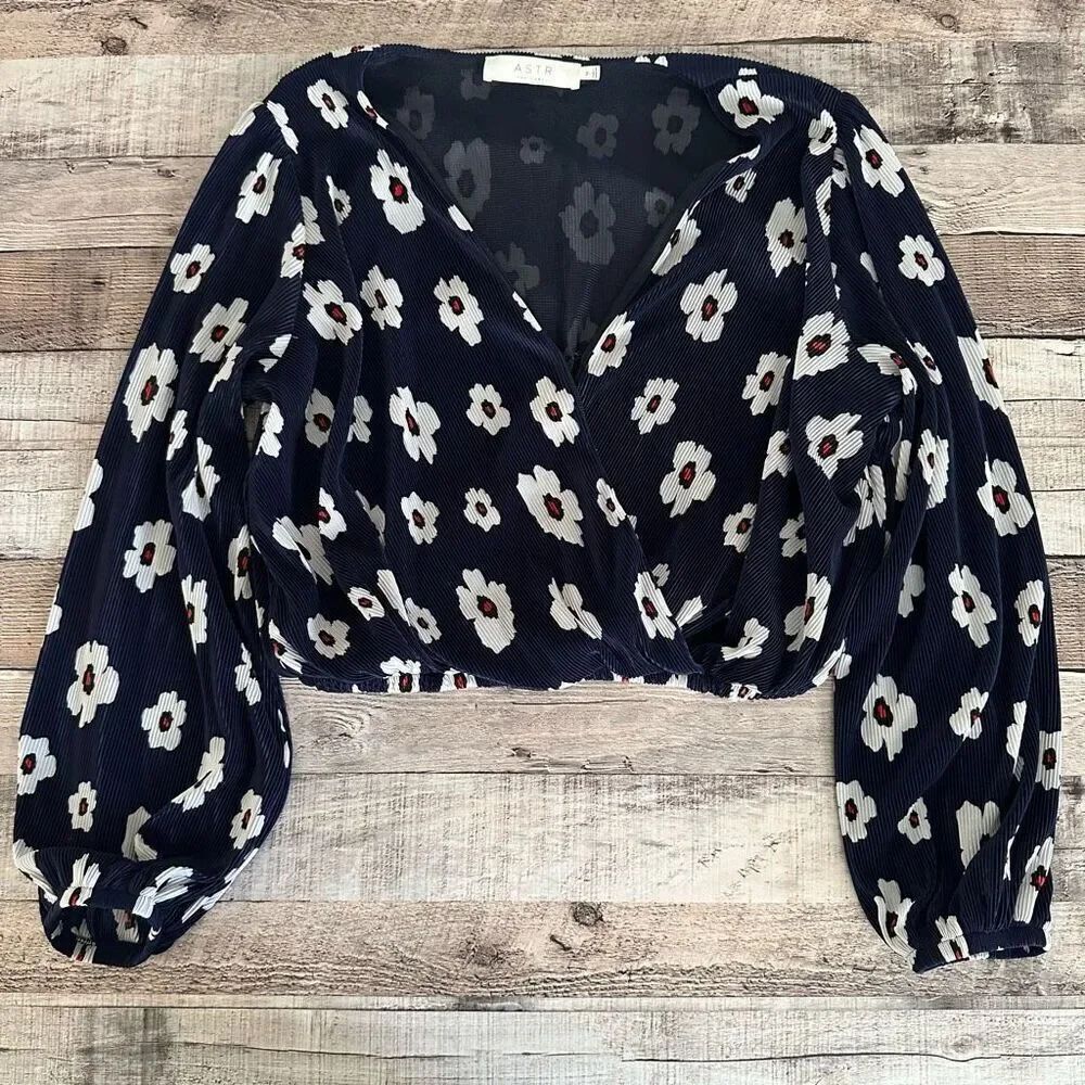 ASTR The Label Floral Navy Long Sleeve Ribbed Cropped Hippie Blouse | M